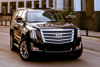 Автомобиль CADILLAC с лобовым стеклом